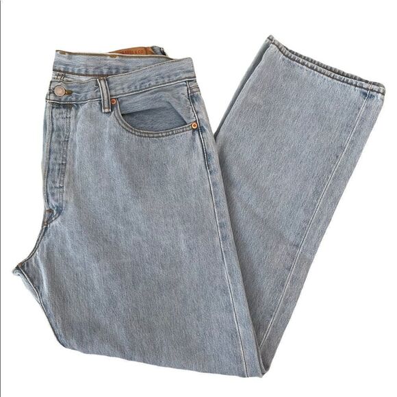 Levi's 501 Light wash Button fly Jeans Size 38x32 - Picture 1 of 7